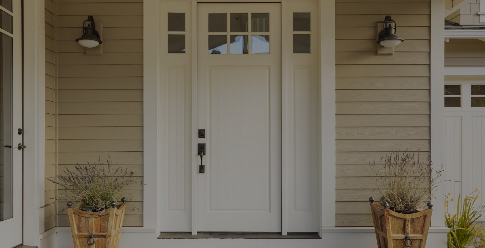 Haupt-Slider Hero-Bild mit weißen Haustüren